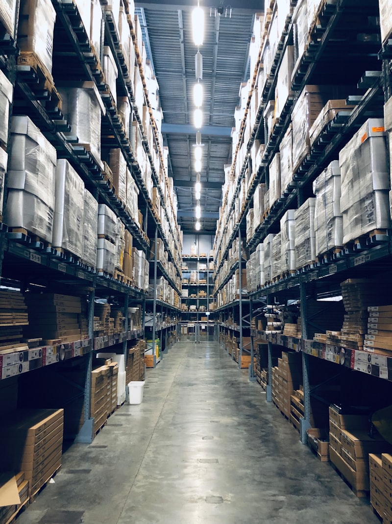 Almacén con gestión logística de equipos electrónicos