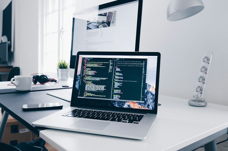 Desarrollador trabajando en software a medida