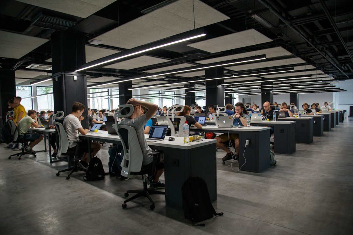 Equipo de CAREWARE OG trabajando en la oficina