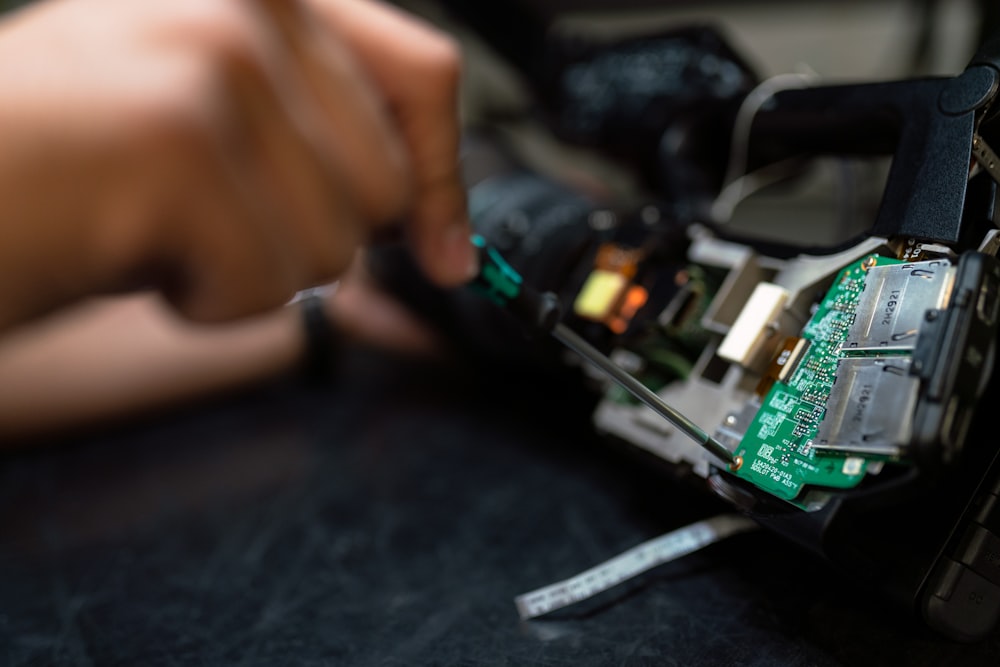 Técnico reparando un equipo electrónico en campo