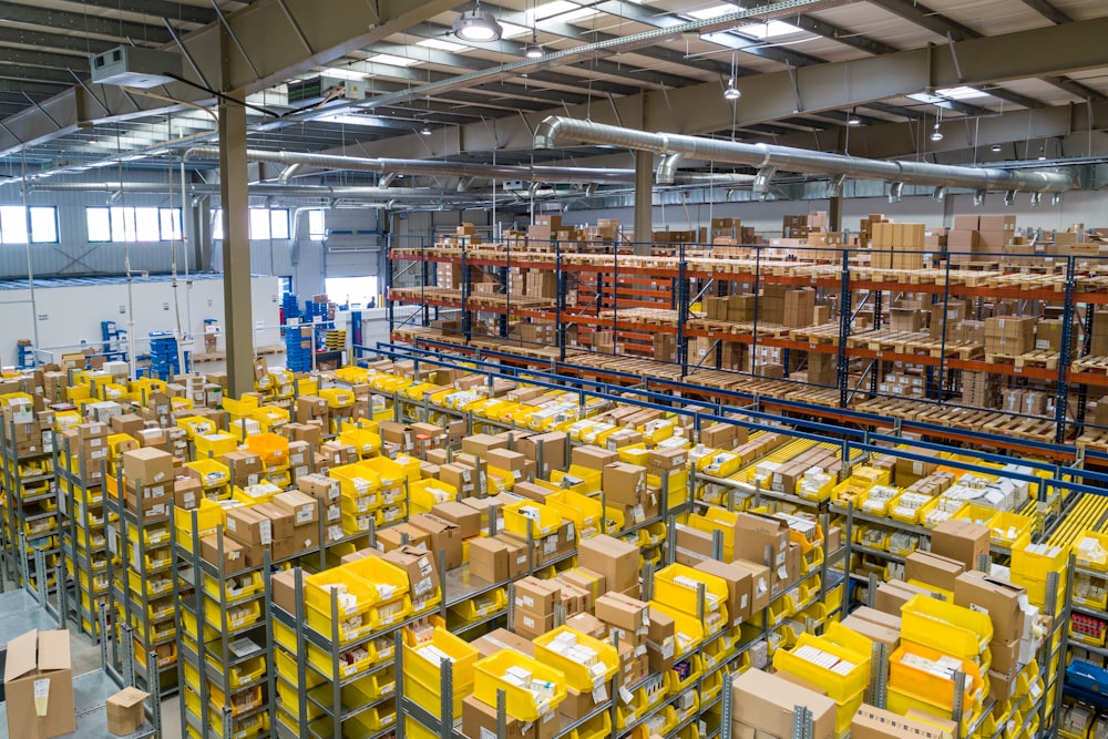 Almacén de equipos electrónicos listos para distribuir